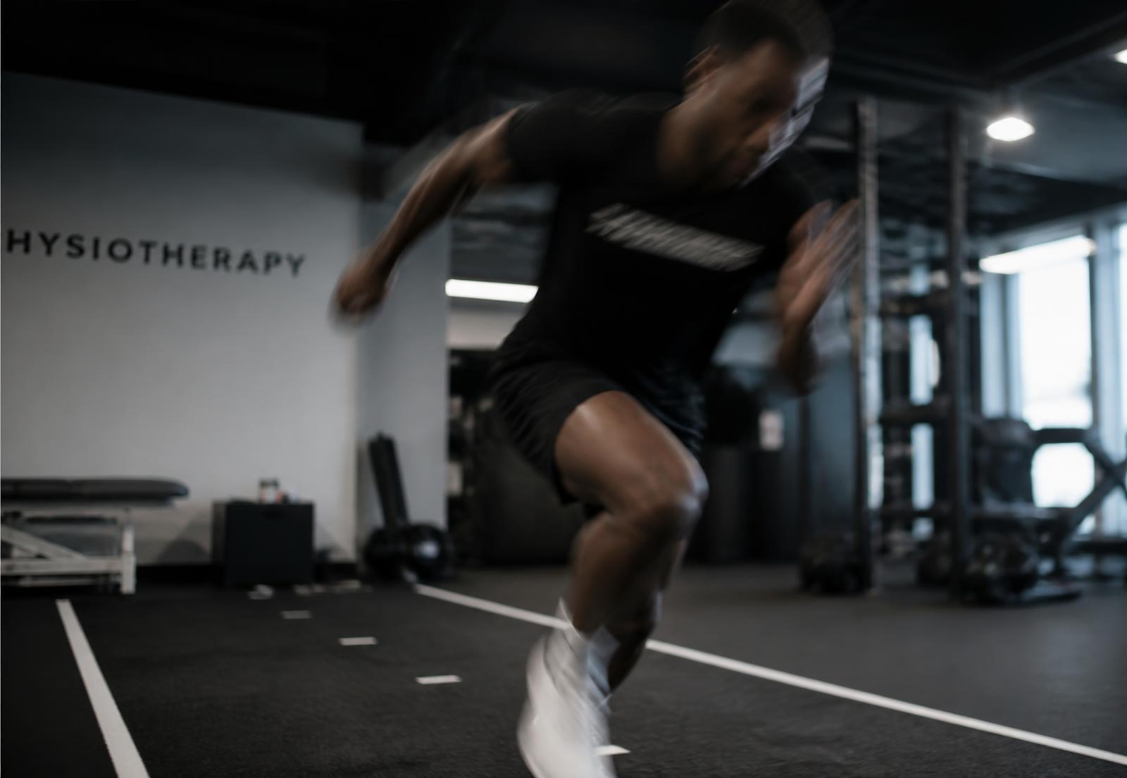Sporter in beweging tijdens een training in de praktijk