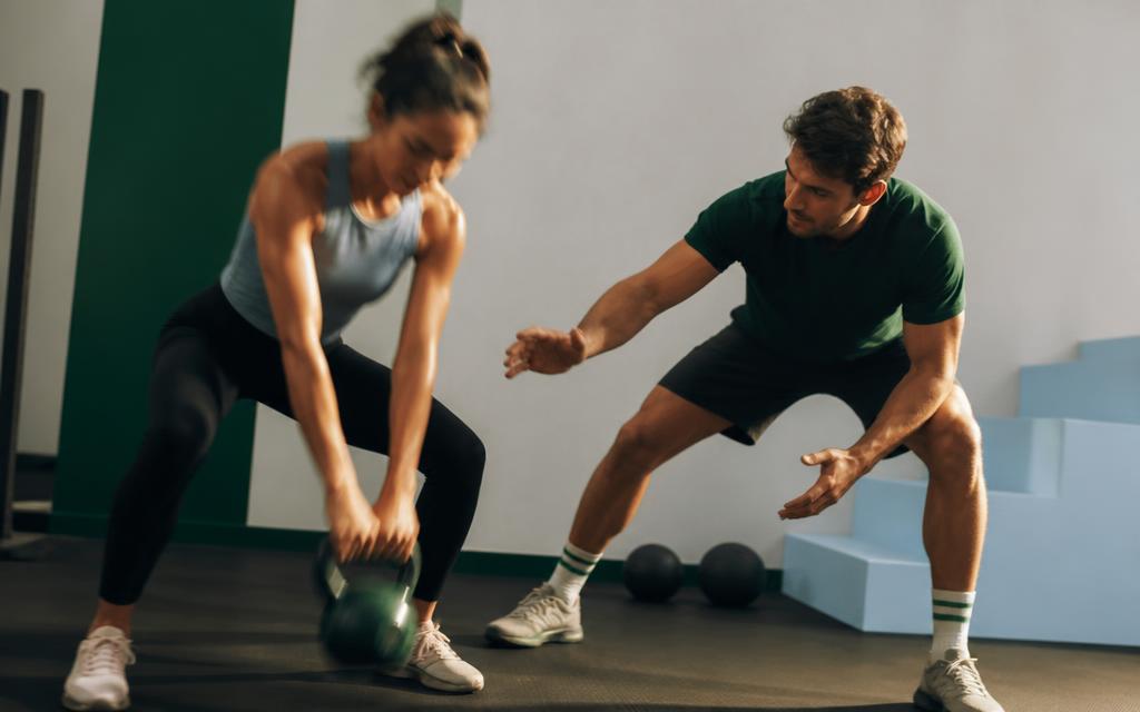 Coach begeleidt een personal training sessie